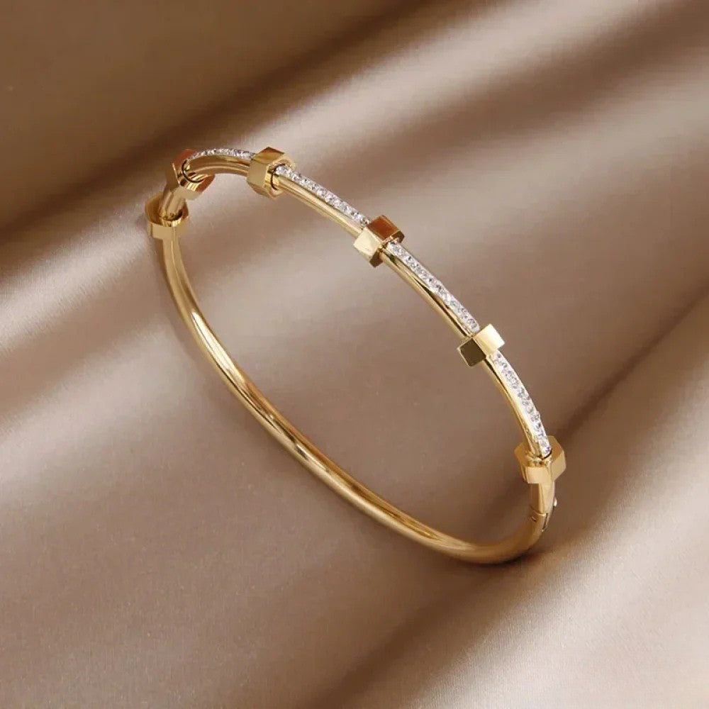Elegant gyldent armbånd i lyst design